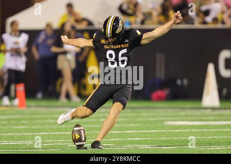 5 octobre 2021 : le kicker Luke Stewart (86) de Southern Miss Golden Eagles place donne le coup d'envoi lors d'un match de football universitaire entre l'Université de Louisiane RaginÕ Cajuns et les Southern Miss Golden Eagles au M.M. Roberts Stadium à Hattiesburg, Mississippi. Bobby McDuffie/CSM Banque D'Images