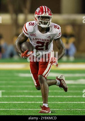 5 octobre 2021 : Louisiana-Lafayette Ragin Cajuns Running Back Zylan Perry (21 ans) dirige la balle lors d'un match de football universitaire entre l'Université de Louisiane RaginÕ Cajuns et les Southern Miss Golden Eagles au M.M. Roberts Stadium à Hattiesburg, Mississippi. Bobby McDuffie/CSM Banque D'Images