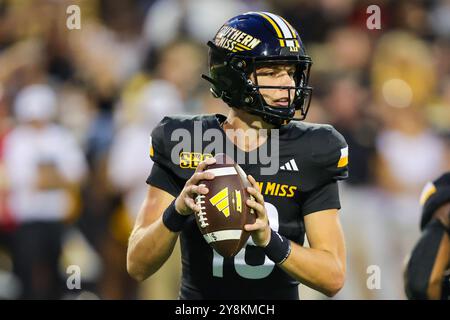 5 octobre 2021 : le quarterback de Southern Miss Golden Eagles Tate Rodemaker (18 ans) cherche des receveurs ouverts lors d'un match de football universitaire entre l'Université de Louisiane RaginÕ Cajuns et les Southern Miss Golden Eagles au M.M. Roberts Stadium à Hattiesburg, Mississippi. Bobby McDuffie/CSM Banque D'Images