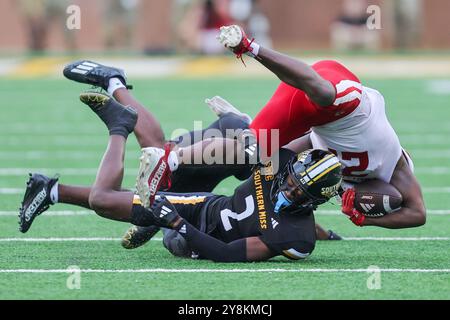 5 octobre 2021 : Louisiana-Lafayette Ragin Cajuns Running Back Zylan Perry (21 ans) est attaqué par le cornerback de Miss Golden Eagles du Sud Micheal Caraway Jr. (2 ans) lors d'un match de football universitaire entre l'Université de Louisiane RaginÕ Cajuns et les Southern Miss Golden Eagles au M.M. Roberts Stadium de Hattiesburg, Mississippi. Bobby McDuffie/CSM Banque D'Images