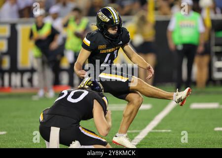 5 octobre 2021 : Connor Gibbs (41 ans), kicker Connor Gibbs, joueur du Southern Miss Golden Eagles place, marque un point supplémentaire lors d'un match de football universitaire entre l'Université de Louisiane RaginÕ Cajuns et les Southern Miss Golden Eagles au M.M. Roberts Stadium à Hattiesburg, Mississippi. Bobby McDuffie/CSM Banque D'Images