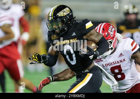 5 octobre 2021 : Southern Miss Golden Eagles Running back Rodrigues Clark (0) court la balle lors d'un match de football universitaire entre l'Université de Louisiane RaginÕ Cajuns et les Southern Miss Golden Eagles au M.M. Roberts Stadium à Hattiesburg, Mississippi. Bobby McDuffie/CSM Banque D'Images