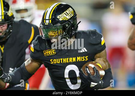 5 octobre 2021 : Southern Miss Golden Eagles Running Back Rodrigues Clark (0) porte lors d'un match de football universitaire entre l'Université de Louisiane RaginÕ Cajuns et les Southern Miss Golden Eagles au M.M. Roberts Stadium à Hattiesburg, Mississippi. Bobby McDuffie/CSM Banque D'Images