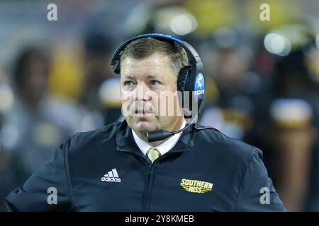 5 octobre 2021 : L'entraîneur-chef de Southern Miss Golden Eagles Will Hall regarde depuis la ligne de touche lors d'un match de football universitaire entre l'Université de Louisiane RaginÕ Cajuns et les Southern Miss Golden Eagles au M.M. Roberts Stadium à Hattiesburg, Mississippi. Bobby McDuffie/CSM Banque D'Images