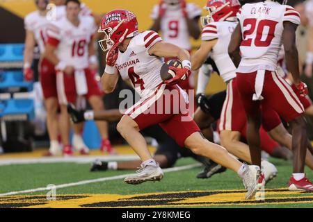 5 octobre 2021 : Jacob Bernard (4 ans), receveur de la Louisiane-Lafayette Ragin Cajuns, dirige le ballon lors d'un match de football universitaire entre l'Université de Louisiane RaginÕ Cajuns et les Southern Miss Golden Eagles au M.M. Roberts Stadium à Hattiesburg, Mississippi. Bobby McDuffie/CSM Banque D'Images