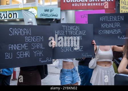Izmir, Turquie. 05 octobre 2024. Trois femmes tiennent des pancartes pour protester contre les fémicides. Un homme nommé Semih Celik a d'abord tué Aysenur Halil en lui coupant la gorge, puis a tué Ikbal Uzuner en lui coupant la gorge et en séparant sa tête de son corps. Ce meurtre sanglant a choqué tout le pays. La mort de deux jeunes femmes de 19 ans a suscité de vives réactions dans tout le pays. La plateforme We Will Stop Femicide a organisé une manifestation à Izmir pour protester contre les meurtres brutaux de femmes. Crédit : SOPA images Limited/Alamy Live News Banque D'Images