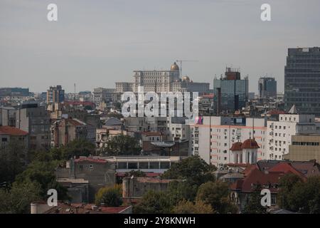 Bucarest, Roumanie - 13 septembre 2024 : vue aérienne sur Bucarest par un jour ensoleillé d'automne. Banque D'Images