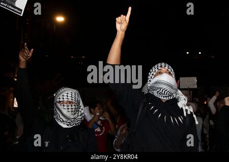 Washington DC, États-Unis. 5 octobre 2024. Des manifestants chantent lors d'un rassemblement pro-palestinien dans le cadre d'une journée internationale d'action près de la Maison Blanche, Washington DC, États-Unis, le 5 octobre 2024. Vers 16 heures, environ 1 000 ont marché de Lafayette Square et sur H Street NW à l'intersection de Black Lives Matter Plaza et ont bloqué la rue. Crédit : Aashish Kiphayet/Alamy Live News Banque D'Images