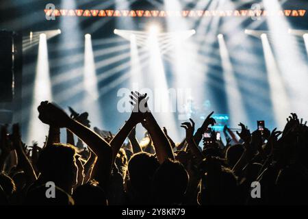 Copenhague, Danemark. 03 octobre 2024. Les spectateurs assistent à un concert live avec le chanteur syrien Omar Souleyman à Vega à Copenhague. Banque D'Images