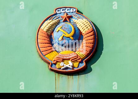 Symbole de l'ancien état de l'URSS sur un fond métallique vert. Armoiries de l'urss Banque D'Images