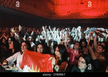 Copenhague, Danemark. 03 octobre 2024. Les spectateurs assistent à un concert live avec le chanteur syrien Omar Souleyman à Vega à Copenhague. Banque D'Images