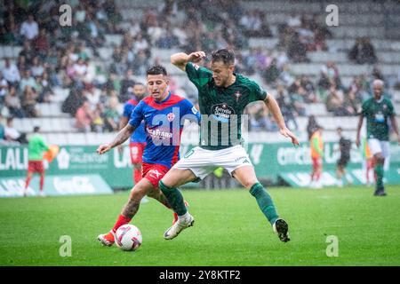 Ferrol, Espagne. 05 octobre 2024. Hypermotion League, jour 8. Racing Club Ferrol vs Elche. Josep Señe et Nico Fernandez crédit : Ismael Miján/Alamy Live News Banque D'Images