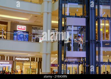 Kuala Lumpur, Malaisie. 03 Oct, 2024. Des gens vus dans un ascenseur dans un centre commercial à Kuala Lumpur. La vie quotidienne à Kuala Lumpur. (Photo Faris Hadziq/SOPA images/SIPA USA) crédit : SIPA USA/Alamy Live News Banque D'Images