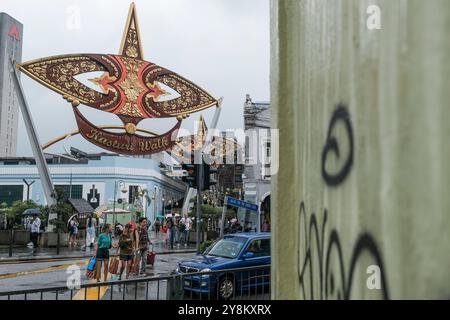 Kuala Lumpur, Malaisie. 03 Oct, 2024. Touriste vu traverser la route à Pasar Seni, Kuala Lumpur. La vie quotidienne à Kuala Lumpur. (Photo Faris Hadziq/SOPA images/SIPA USA) crédit : SIPA USA/Alamy Live News Banque D'Images