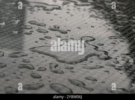 Motif naturel de gouttes de rosée ou de gouttes de pluie sur fond de galss. Détail des gouttelettes d'eau causées par la pluie perchée sur la surface du verre. Eau de pluie dro Banque D'Images