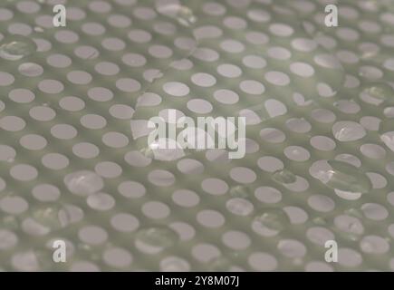 Motif naturel de gouttes de rosée ou de gouttes de pluie sur fond de galss. Détail des gouttelettes d'eau causées par la pluie perchée sur la surface du verre. Eau de pluie dro Banque D'Images