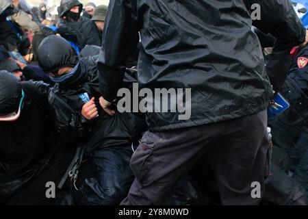 Rome, Italie. 5 octobre 2024. Rome - de nombreux affrontements entre manifestants et policiers lors de la marche pro palestina éditorial usage Only Credit : Independent photo Agency Srl/Alamy Live News Banque D'Images