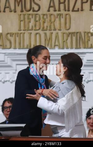 Non exclusif : la première femme présidente du Mexique, Claudia Sheinbaum Pardo, félicite Clara Brugada Molina, la nouvelle chef du gouvernement de Mexico Banque D'Images