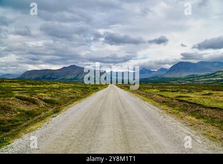 Route de gravier de montagne menant à Grimsdalen avec vue sur la montagne Banque D'Images