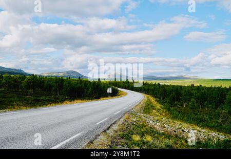 Route courbe à travers les paysages pittoresques le long de Rondevegen sur Venabygdsfjellet, route panoramique norvégienne Rondane Banque D'Images