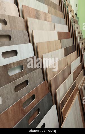 Beaucoup d'échantillons différents de plancher en bois en magasin Banque D'Images