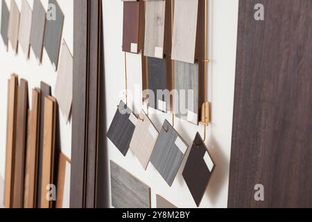 Beaucoup d'échantillons différents de plancher en bois en magasin Banque D'Images