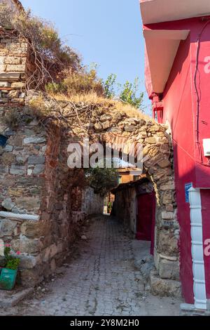 Tirilye, Turkiye - 29 SEPTEMBRE 2024 : Panagia Pantobasilissa ou Kemerli Kilise à Tirilye, région de Bursa de Turkiyel est connue pour être la première église dont Banque D'Images