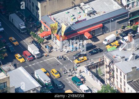 Restaurant McDonald sur Busy Street Corner - New York, États-Unis Banque D'Images