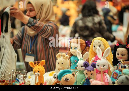 Gaziantep, Turquie. 05 mars 2022. Le conseil des femmes entrepreneurs de l'Union des chambres de Turquie organise un événement avant la Journée internationale de la femme, dans la ville de Gaziantep, dans le sud de la Turquie. Plusieurs femmes entreprenantes ont installé des stands exposant leurs propres articles artisanaux, tels que des bijoux, des sacs à main et des jouets, ainsi que des plats faits maison. Le 08 mars, les femmes du monde entier commémorent la Journée internationale de la femme (JIJ), pour se concentrer et réfléchir sur les droits des femmes, leurs réalisations culturelles, politiques et socioéconomiques, et sur l'égalité des sexes Banque D'Images