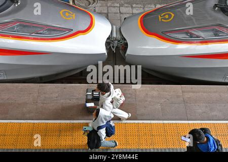 YANTAI, CHINE - 6 OCTOBRE 2024 - les passagers voyagent à la gare ferroviaire de Yantai, dans la province du Shandong de l'est de la Chine, le 6 octobre 2024. Banque D'Images