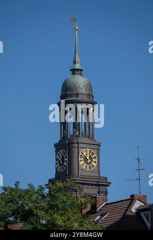 Die Hauptkirche élabore Michaelis ist ein evangelischer Sakralbau in der Neustadt von Hamburg. Der 132 mètre hohe Turmbau wurde 1751 bis 1786 gebaut. Banque D'Images