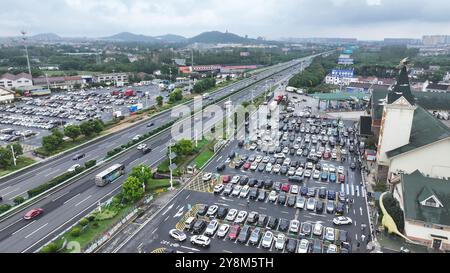 CHANGZHOU, CHINE - 6 OCTOBRE 2024 - le trafic de retour passe près de la zone de service de Fangmaoshan de l'autoroute Shanghai-Chengdu à Changzhou, est Banque D'Images