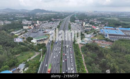 CHANGZHOU, CHINE - 6 OCTOBRE 2024 - le trafic de retour passe près de la zone de service de Fangmaoshan de l'autoroute Shanghai-Chengdu à Changzhou, est Banque D'Images