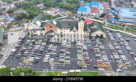 CHANGZHOU, CHINE - 6 OCTOBRE 2024 - le trafic de retour passe près de la zone de service de Fangmaoshan de l'autoroute Shanghai-Chengdu à Changzhou, est Banque D'Images