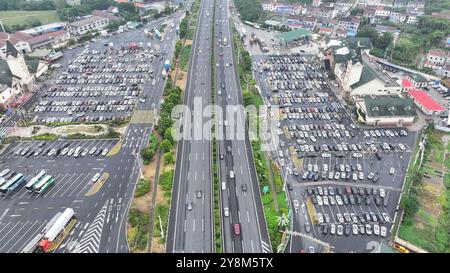 CHANGZHOU, CHINE - 6 OCTOBRE 2024 - le trafic de retour passe près de la zone de service de Fangmaoshan de l'autoroute Shanghai-Chengdu à Changzhou, est Banque D'Images