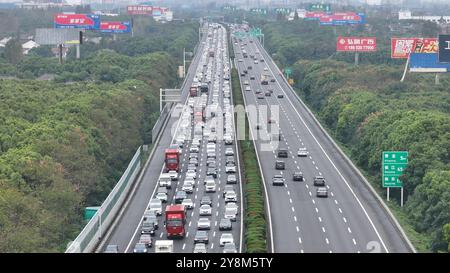 CHANGZHOU, CHINE - 6 OCTOBRE 2024 - le trafic de retour passe près de la zone de service de Fangmaoshan de l'autoroute Shanghai-Chengdu à Changzhou, est Banque D'Images