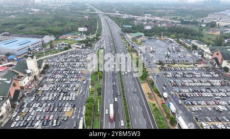 CHANGZHOU, CHINE - 6 OCTOBRE 2024 - le trafic de retour passe près de la zone de service de Fangmaoshan de l'autoroute Shanghai-Chengdu à Changzhou, est Banque D'Images