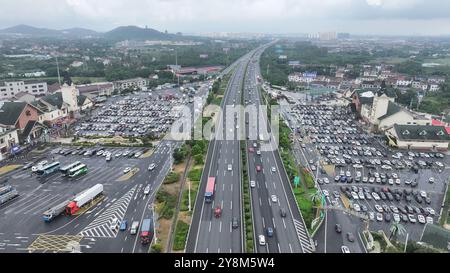 CHANGZHOU, CHINE - 6 OCTOBRE 2024 - le trafic de retour passe près de la zone de service de Fangmaoshan de l'autoroute Shanghai-Chengdu à Changzhou, est Banque D'Images