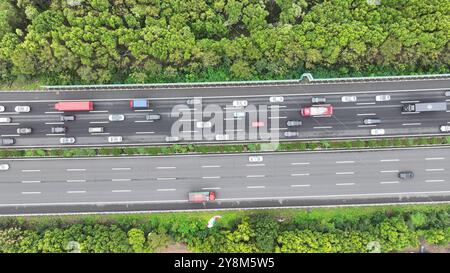 CHANGZHOU, CHINE - 6 OCTOBRE 2024 - le trafic de retour passe près de la zone de service de Fangmaoshan de l'autoroute Shanghai-Chengdu à Changzhou, est Banque D'Images