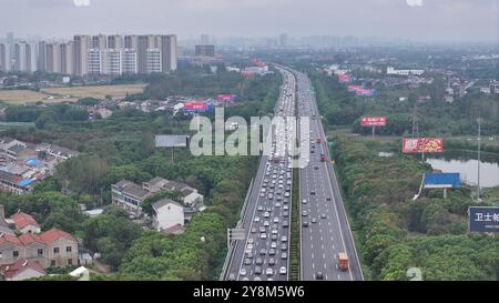 CHANGZHOU, CHINE - 6 OCTOBRE 2024 - le trafic de retour passe près de la zone de service de Fangmaoshan de l'autoroute Shanghai-Chengdu à Changzhou, est Banque D'Images