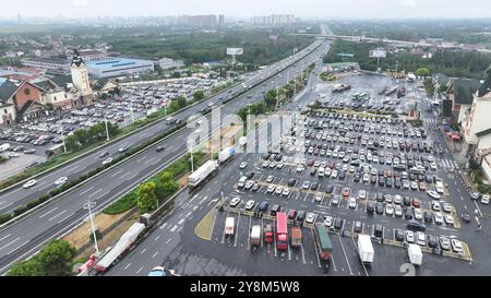 CHANGZHOU, CHINE - 6 OCTOBRE 2024 - le trafic de retour passe près de la zone de service de Fangmaoshan de l'autoroute Shanghai-Chengdu à Changzhou, est Banque D'Images