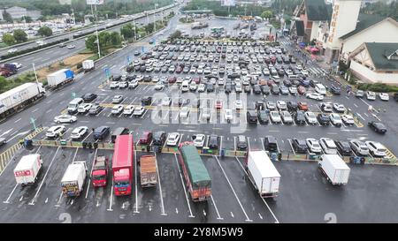 CHANGZHOU, CHINE - 6 OCTOBRE 2024 - le trafic de retour passe près de la zone de service de Fangmaoshan de l'autoroute Shanghai-Chengdu à Changzhou, est Banque D'Images