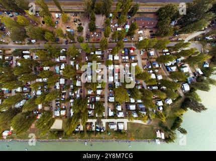 Camping avec tente et camping-car. Parking de camping à côté du lac Balaton en Hongrie. Station de vacances pour ceux qui voyagent avec des tentes ou campe Banque D'Images