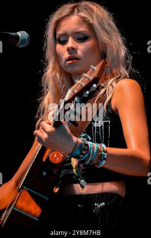 Nina Nesbitt, V2013, Hylands Park, Chelmsford, Essex, Grande-Bretagne - 17 août 2013 Banque D'Images