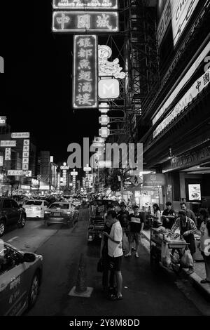 Street Life, Vibes et ambiance à la route Yaowarat de Bangkok Chinatown Thaïlande Asie pris en monochrome ou noir et blanc Banque D'Images