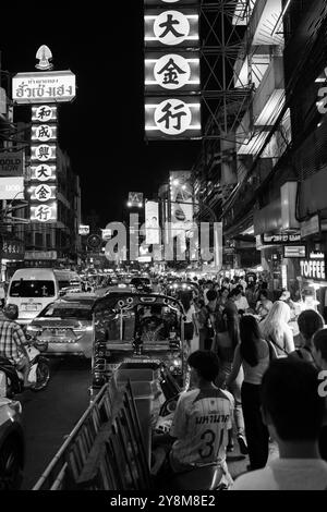 Street Life, Vibes et ambiance à la route Yaowarat de Bangkok Chinatown Thaïlande Asie pris en monochrome ou noir et blanc Banque D'Images