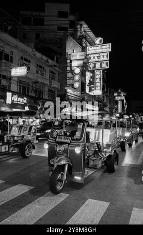 Street Life, Vibes et ambiance à la route Yaowarat de Bangkok Chinatown Thaïlande Asie pris en monochrome ou noir et blanc Banque D'Images