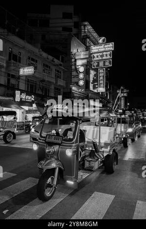 Street Life, Vibes et ambiance à la route Yaowarat de Bangkok Chinatown Thaïlande Asie pris en monochrome ou noir et blanc Banque D'Images