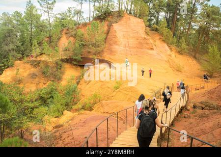 Visiteurs suivant le sentier ocre à Roussillon, France Banque D'Images