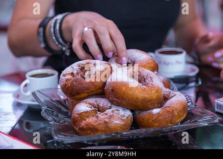 Pâte à beignets avec sucre glace sur une assiette. Banque D'Images